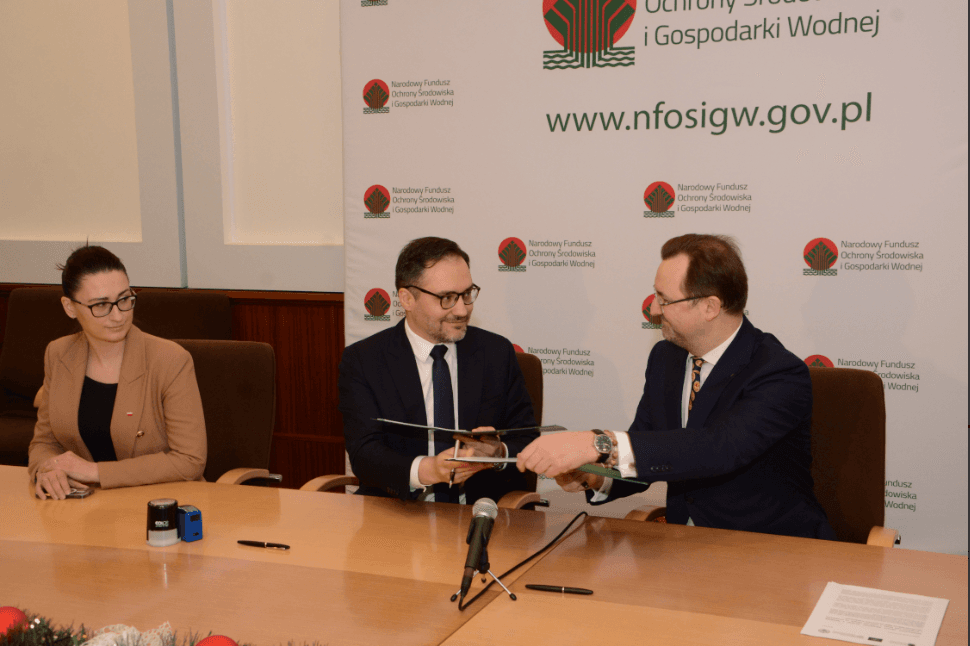 Signing the contract at the headquarters of the National Fund for Environmental Protection and Water Management